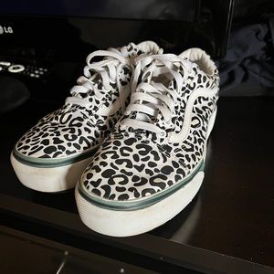 Woman’s vans shoes they change color in the sunlight